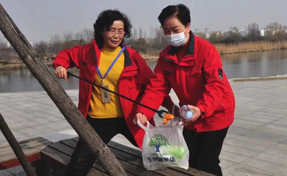 扬州400多人“水陆空”联动学雷锋,12支志愿服务队保护生态文明