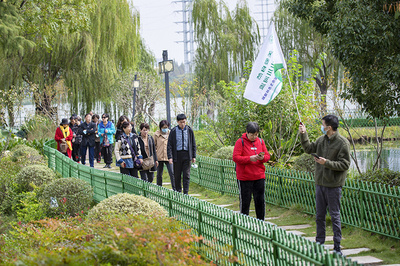 “生态文明一路同行”活动掀起高潮武汉生态环境夕阳红志愿服务队助推江城湿地保护